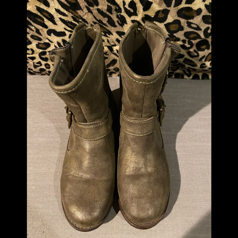 💛💚Golden shimmer olive ankle boots💚💛
